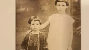 خواهران شرلی هودز و روث سویدلر، در حدود سال 1923